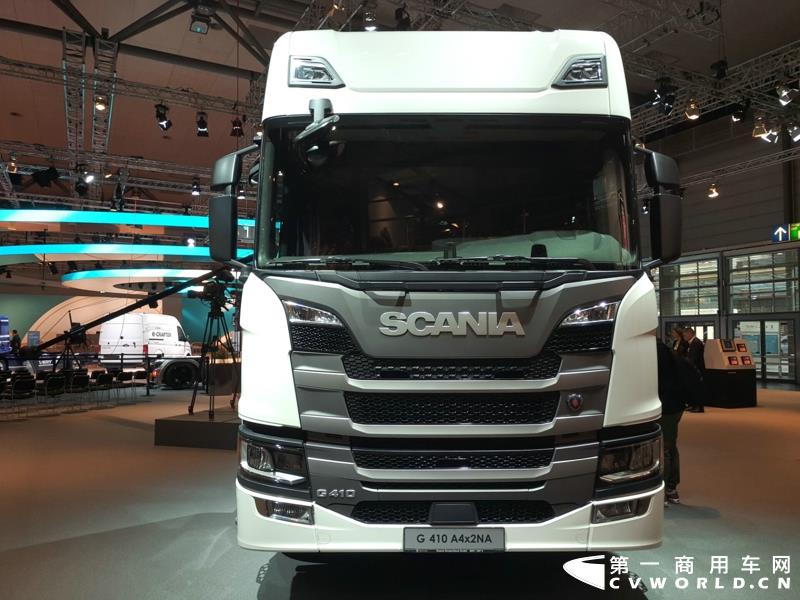 9月19日，第67届汉诺威国际商用车及零部件展开幕。作为国际上享誉盛名的商用车展览盛会，汉诺威车展从不缺吸引眼球的参展车辆，而这些参展车辆中，新品车型无疑更受瞩目。本届汉诺威车展，奔驰、曼恩、斯堪尼亚、沃尔沃、依维柯等主要品牌均有新品重卡车型发布或展出。具体有哪些车呢？请看第一商用车网的报道。图为奔驰展馆前展示的一款越野车