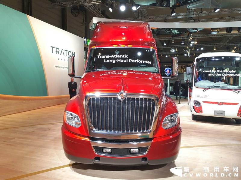 9月19日，第67届汉诺威国际商用车及零部件展开幕。作为国际上享誉盛名的商用车展览盛会，汉诺威车展从不缺吸引眼球的参展车辆，而这些参展车辆中，新品车型无疑更受瞩目。本届汉诺威车展，奔驰、曼恩、斯堪尼亚、沃尔沃、依维柯等主要品牌均有新品重卡车型发布或展出。具体有哪些车呢？请看第一商用车网的报道。图为奔驰展馆前展示的一款越野车