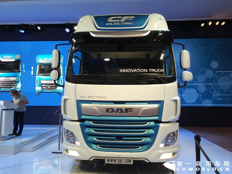 9月19日，第67届汉诺威国际商用车及零部件展开幕。作为国际上享誉盛名的商用车展览盛会，汉诺威车展从不缺吸引眼球的参展车辆，而这些参展车辆中，新品车型无疑更受瞩目。本届汉诺威车展，奔驰、曼恩、斯堪尼亚、沃尔沃、依维柯等主要品牌均有新品重卡车型发布或展出。具体有哪些车呢？请看第一商用车网的报道。图为奔驰展馆前展示的一款越野车