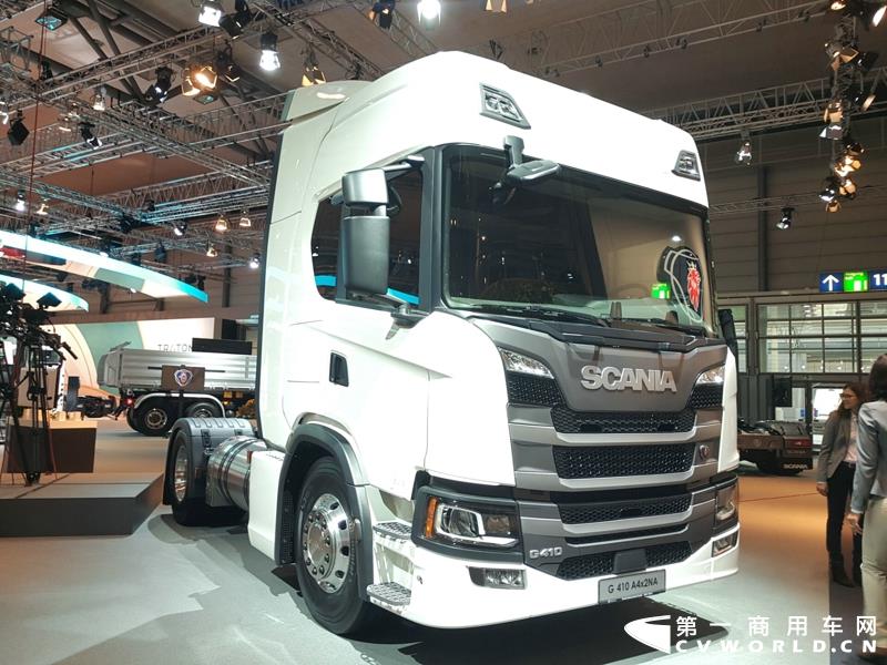 9月19日，第67届汉诺威国际商用车及零部件展开幕。作为国际上享誉盛名的商用车展览盛会，汉诺威车展从不缺吸引眼球的参展车辆，而这些参展车辆中，新品车型无疑更受瞩目。本届汉诺威车展，奔驰、曼恩、斯堪尼亚、沃尔沃、依维柯等主要品牌均有新品重卡车型发布或展出。具体有哪些车呢？请看第一商用车网的报道。图为奔驰展馆前展示的一款越野车