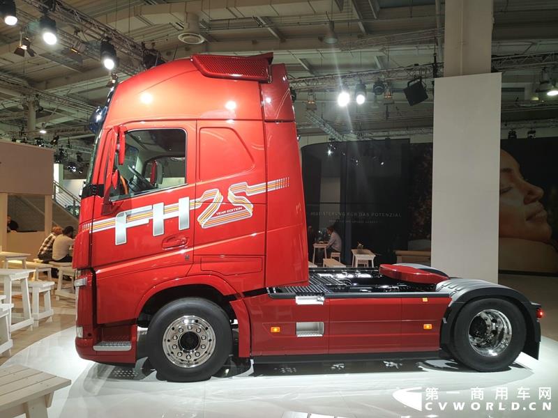 9月19日，第67届汉诺威国际商用车及零部件展开幕。作为国际上享誉盛名的商用车展览盛会，汉诺威车展从不缺吸引眼球的参展车辆，而这些参展车辆中，新品车型无疑更受瞩目。本届汉诺威车展，奔驰、曼恩、斯堪尼亚、沃尔沃、依维柯等主要品牌均有新品重卡车型发布或展出。具体有哪些车呢？请看第一商用车网的报道。图为奔驰展馆前展示的一款越野车
