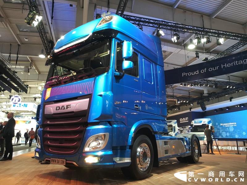 9月19日，第67届汉诺威国际商用车及零部件展开幕。作为国际上享誉盛名的商用车展览盛会，汉诺威车展从不缺吸引眼球的参展车辆，而这些参展车辆中，新品车型无疑更受瞩目。本届汉诺威车展，奔驰、曼恩、斯堪尼亚、沃尔沃、依维柯等主要品牌均有新品重卡车型发布或展出。具体有哪些车呢？请看第一商用车网的报道。图为奔驰展馆前展示的一款越野车