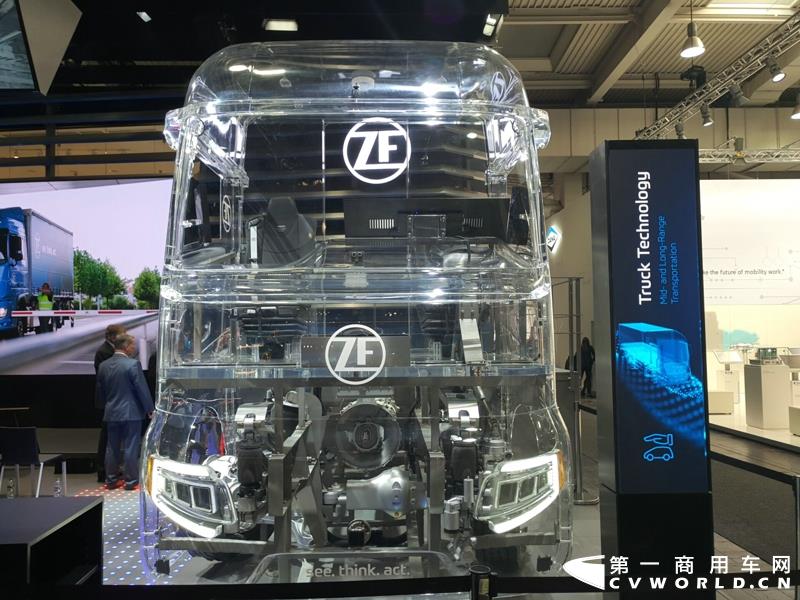 9月19日，第67届汉诺威国际商用车及零部件展开幕。作为国际上享誉盛名的商用车展览盛会，汉诺威车展从不缺吸引眼球的参展车辆，而这些参展车辆中，新品车型无疑更受瞩目。本届汉诺威车展，奔驰、曼恩、斯堪尼亚、沃尔沃、依维柯等主要品牌均有新品重卡车型发布或展出。具体有哪些车呢？请看第一商用车网的报道。图为奔驰展馆前展示的一款越野车