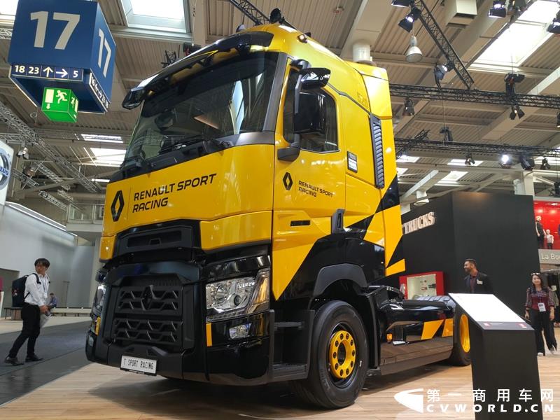 9月19日，第67届汉诺威国际商用车及零部件展开幕。作为国际上享誉盛名的商用车展览盛会，汉诺威车展从不缺吸引眼球的参展车辆，而这些参展车辆中，新品车型无疑更受瞩目。本届汉诺威车展，奔驰、曼恩、斯堪尼亚、沃尔沃、依维柯等主要品牌均有新品重卡车型发布或展出。具体有哪些车呢？请看第一商用车网的报道。图为奔驰展馆前展示的一款越野车