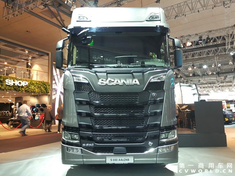 9月19日，第67届汉诺威国际商用车及零部件展开幕。作为国际上享誉盛名的商用车展览盛会，汉诺威车展从不缺吸引眼球的参展车辆，而这些参展车辆中，新品车型无疑更受瞩目。本届汉诺威车展，奔驰、曼恩、斯堪尼亚、沃尔沃、依维柯等主要品牌均有新品重卡车型发布或展出。具体有哪些车呢？请看第一商用车网的报道。图为奔驰展馆前展示的一款越野车