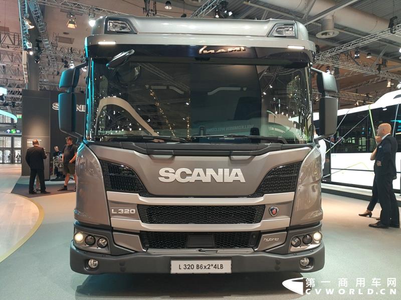 9月19日，第67届汉诺威国际商用车及零部件展开幕。作为国际上享誉盛名的商用车展览盛会，汉诺威车展从不缺吸引眼球的参展车辆，而这些参展车辆中，新品车型无疑更受瞩目。本届汉诺威车展，奔驰、曼恩、斯堪尼亚、沃尔沃、依维柯等主要品牌均有新品重卡车型发布或展出。具体有哪些车呢？请看第一商用车网的报道。图为奔驰展馆前展示的一款越野车