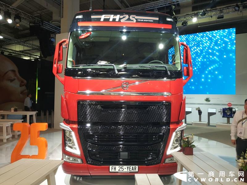 9月19日，第67届汉诺威国际商用车及零部件展开幕。作为国际上享誉盛名的商用车展览盛会，汉诺威车展从不缺吸引眼球的参展车辆，而这些参展车辆中，新品车型无疑更受瞩目。本届汉诺威车展，奔驰、曼恩、斯堪尼亚、沃尔沃、依维柯等主要品牌均有新品重卡车型发布或展出。具体有哪些车呢？请看第一商用车网的报道。图为奔驰展馆前展示的一款越野车