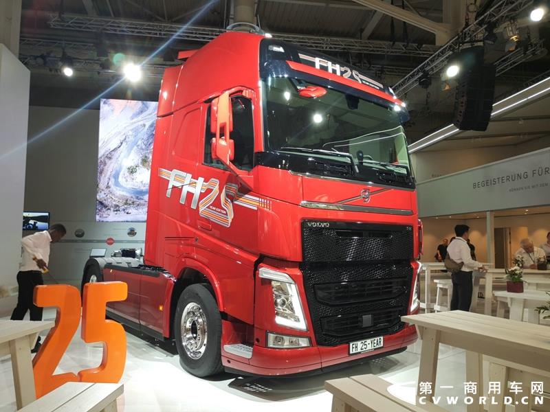 9月19日，第67届汉诺威国际商用车及零部件展开幕。作为国际上享誉盛名的商用车展览盛会，汉诺威车展从不缺吸引眼球的参展车辆，而这些参展车辆中，新品车型无疑更受瞩目。本届汉诺威车展，奔驰、曼恩、斯堪尼亚、沃尔沃、依维柯等主要品牌均有新品重卡车型发布或展出。具体有哪些车呢？请看第一商用车网的报道。图为奔驰展馆前展示的一款越野车