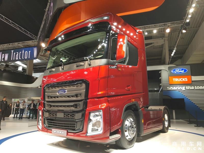 9月19日，第67届汉诺威国际商用车及零部件展开幕。作为国际上享誉盛名的商用车展览盛会，汉诺威车展从不缺吸引眼球的参展车辆，而这些参展车辆中，新品车型无疑更受瞩目。本届汉诺威车展，奔驰、曼恩、斯堪尼亚、沃尔沃、依维柯等主要品牌均有新品重卡车型发布或展出。具体有哪些车呢？请看第一商用车网的报道。图为奔驰展馆前展示的一款越野车