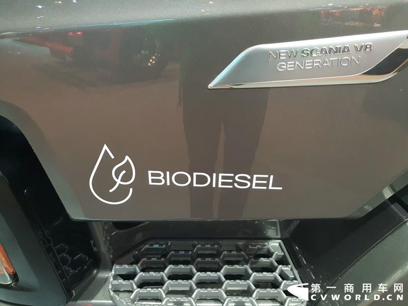 9月19日，第67届汉诺威国际商用车及零部件展开幕。作为国际上享誉盛名的商用车展览盛会，汉诺威车展从不缺吸引眼球的参展车辆，而这些参展车辆中，新品车型无疑更受瞩目。本届汉诺威车展，奔驰、曼恩、斯堪尼亚、沃尔沃、依维柯等主要品牌均有新品重卡车型发布或展出。具体有哪些车呢？请看第一商用车网的报道。图为奔驰展馆前展示的一款越野车