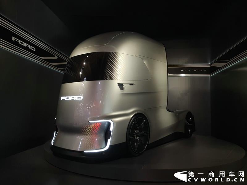 9月19日，第67届汉诺威国际商用车及零部件展开幕。作为国际上享誉盛名的商用车展览盛会，汉诺威车展从不缺吸引眼球的参展车辆，而这些参展车辆中，新品车型无疑更受瞩目。本届汉诺威车展，奔驰、曼恩、斯堪尼亚、沃尔沃、依维柯等主要品牌均有新品重卡车型发布或展出。具体有哪些车呢？请看第一商用车网的报道。图为奔驰展馆前展示的一款越野车