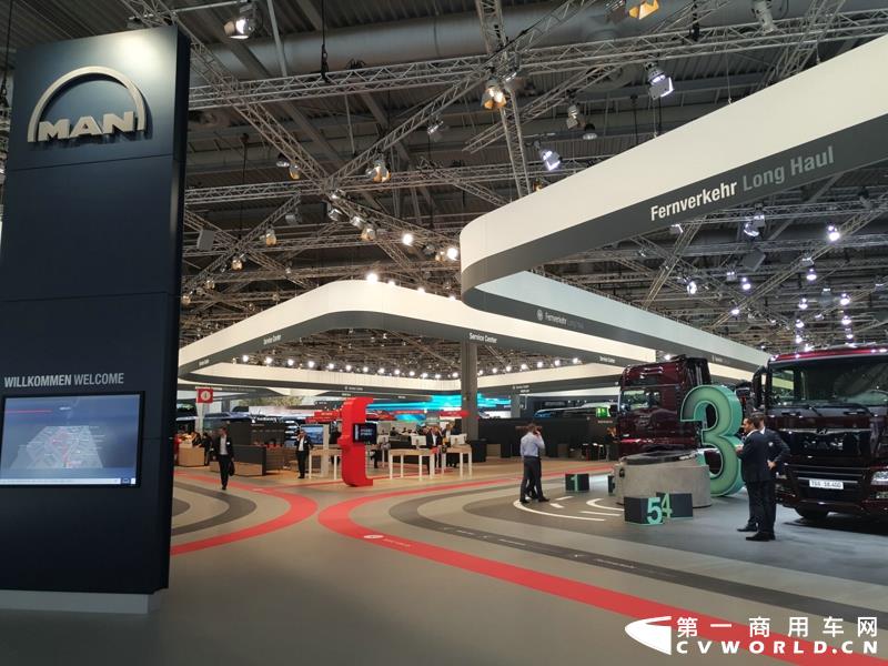 9月19日，第67届汉诺威国际商用车及零部件展开幕。作为国际上享誉盛名的商用车展览盛会，汉诺威车展从不缺吸引眼球的参展车辆，而这些参展车辆中，新品车型无疑更受瞩目。本届汉诺威车展，奔驰、曼恩、斯堪尼亚、沃尔沃、依维柯等主要品牌均有新品重卡车型发布或展出。具体有哪些车呢？请看第一商用车网的报道。图为奔驰展馆前展示的一款越野车