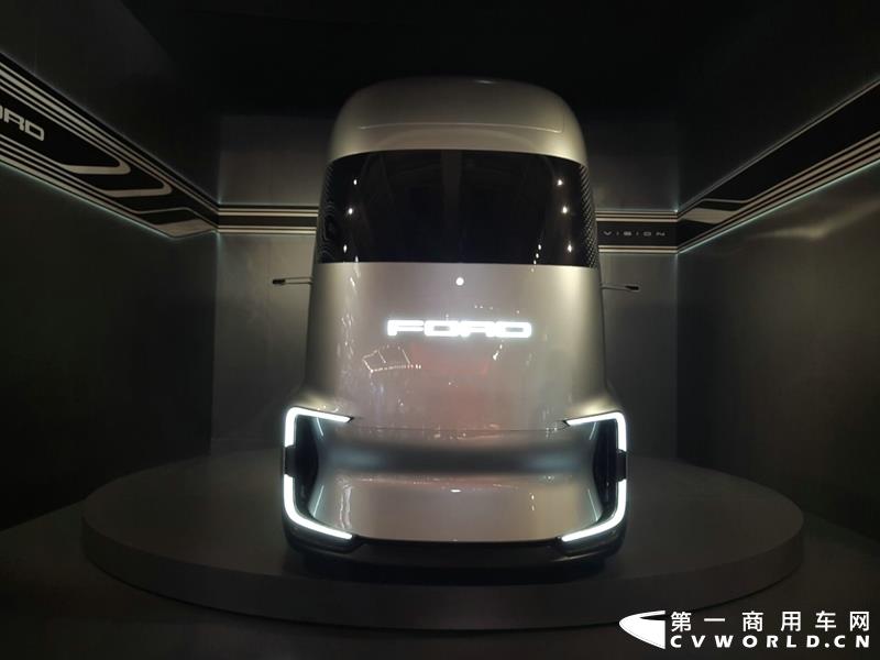 9月19日，第67届汉诺威国际商用车及零部件展开幕。作为国际上享誉盛名的商用车展览盛会，汉诺威车展从不缺吸引眼球的参展车辆，而这些参展车辆中，新品车型无疑更受瞩目。本届汉诺威车展，奔驰、曼恩、斯堪尼亚、沃尔沃、依维柯等主要品牌均有新品重卡车型发布或展出。具体有哪些车呢？请看第一商用车网的报道。图为奔驰展馆前展示的一款越野车