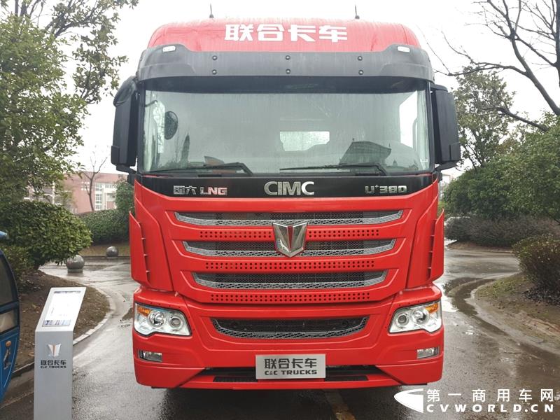 联合卡车380马力国六6×4天然气牵引车