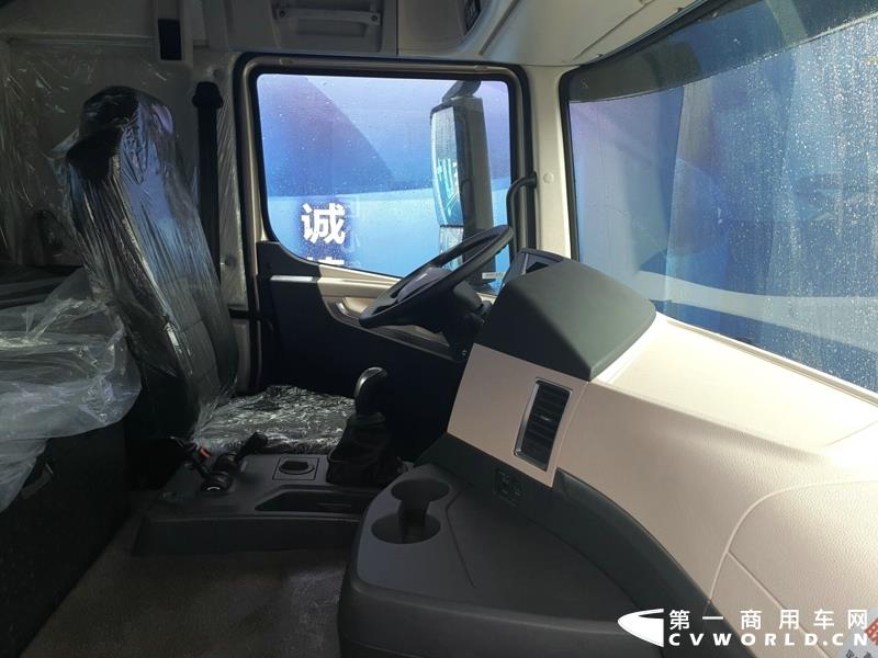 联合卡车550马力重卡新车亮相
