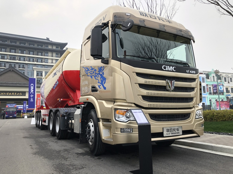 联合卡车U+新款驾驶室6×4 420马力普货运输牵引车