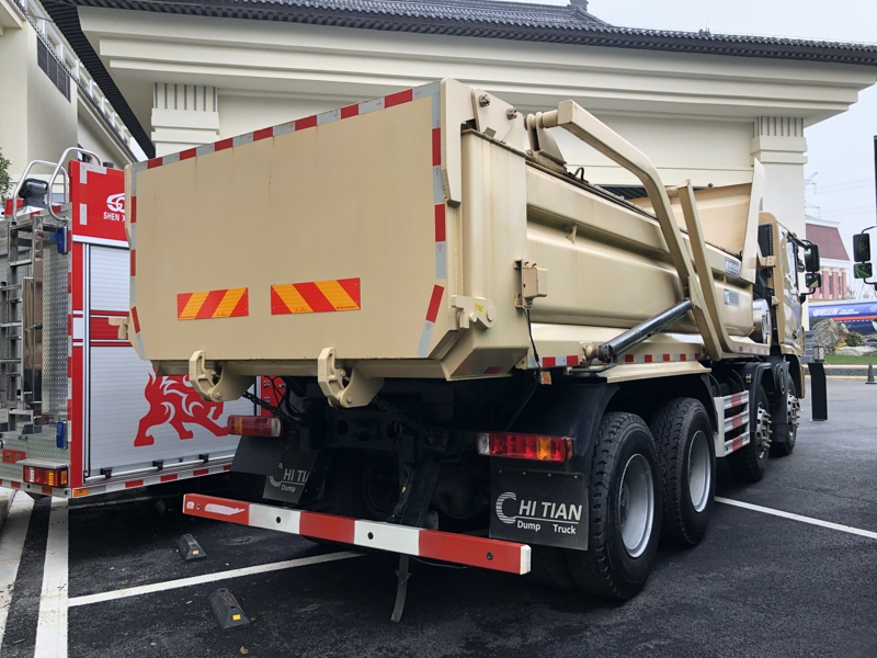 联合卡车8×4 LNG国六城建渣土车