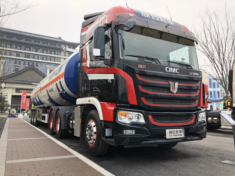 联合卡车U+新款驾驶室6×4 600马力国六柴油牵引车，采用采埃孚AMT变速箱