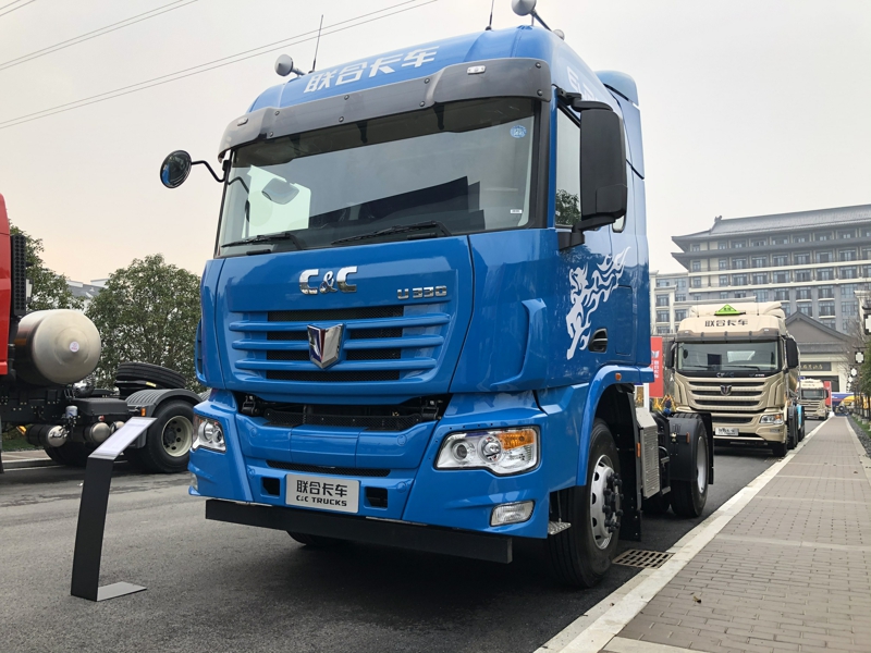 联合卡车U系4×2 330马力柴油港口运输牵引车