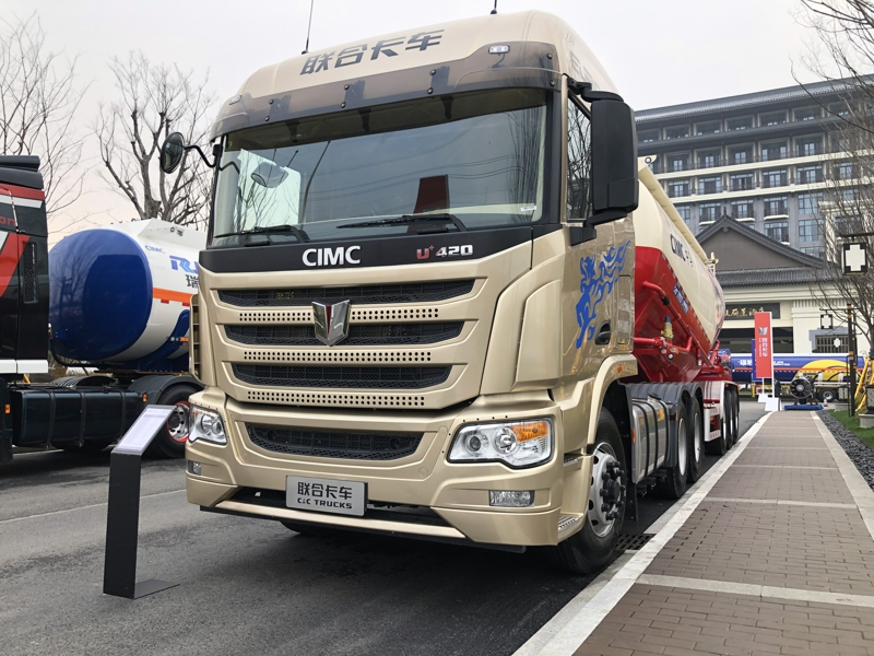联合卡车U+新款驾驶室6×4 420马力普货运输牵引车