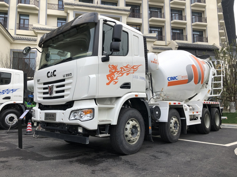 联合卡车8×4 350马力国六柴油混凝土搅拌车，10方