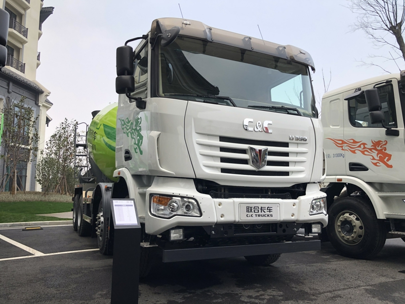 联合卡车U+ 8×4 350马力柴油混凝土搅拌车，8方或10方