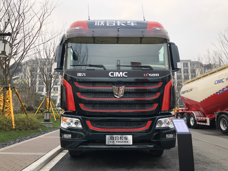 联合卡车U+新款驾驶室6×4 600马力国六柴油牵引车，采用采埃孚AMT变速箱