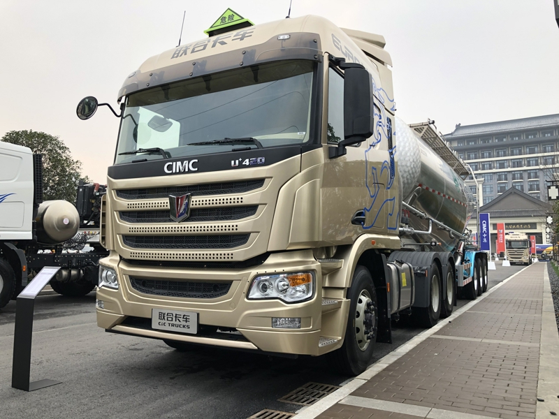 联合卡车U+ 6×4 420马力危化品运输牵引车