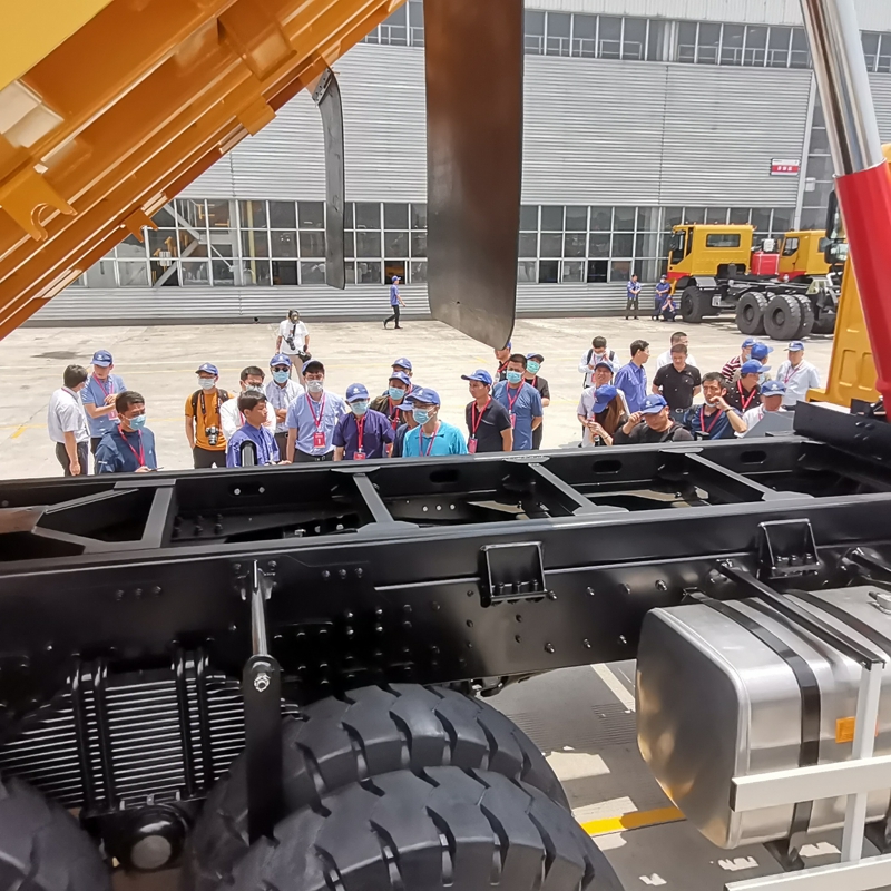 用户参观潍柴特车2020款矿卡新品