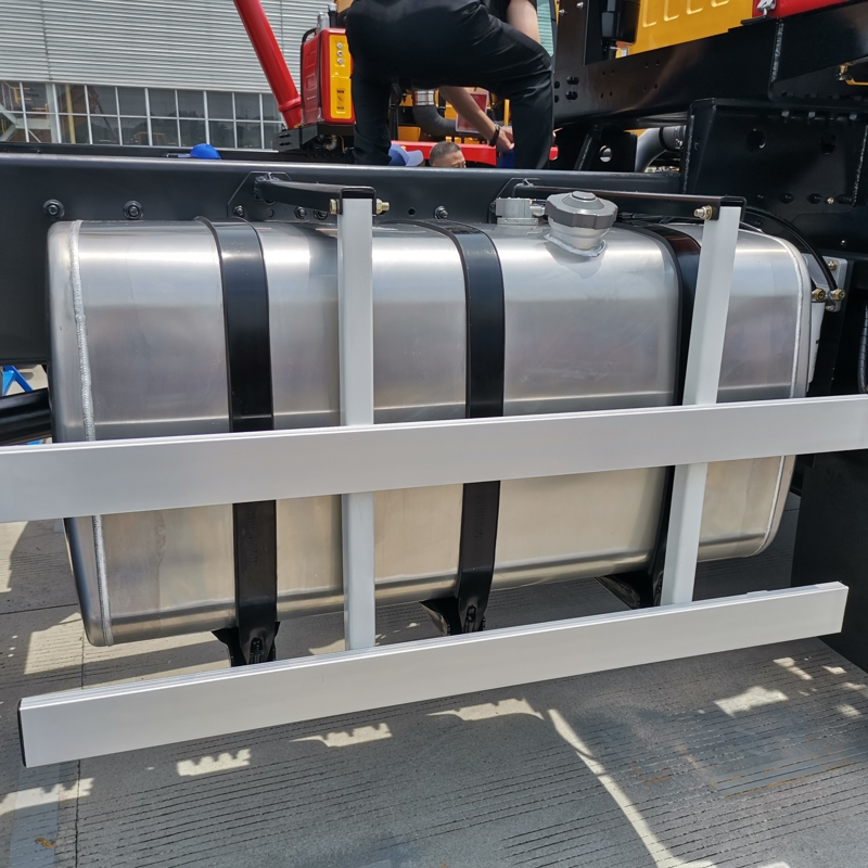 用户参观潍柴特车2020款矿卡新品