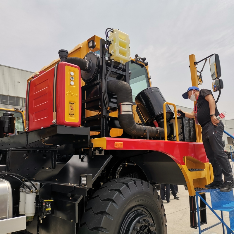 用户参观潍柴特车2020款矿卡新品