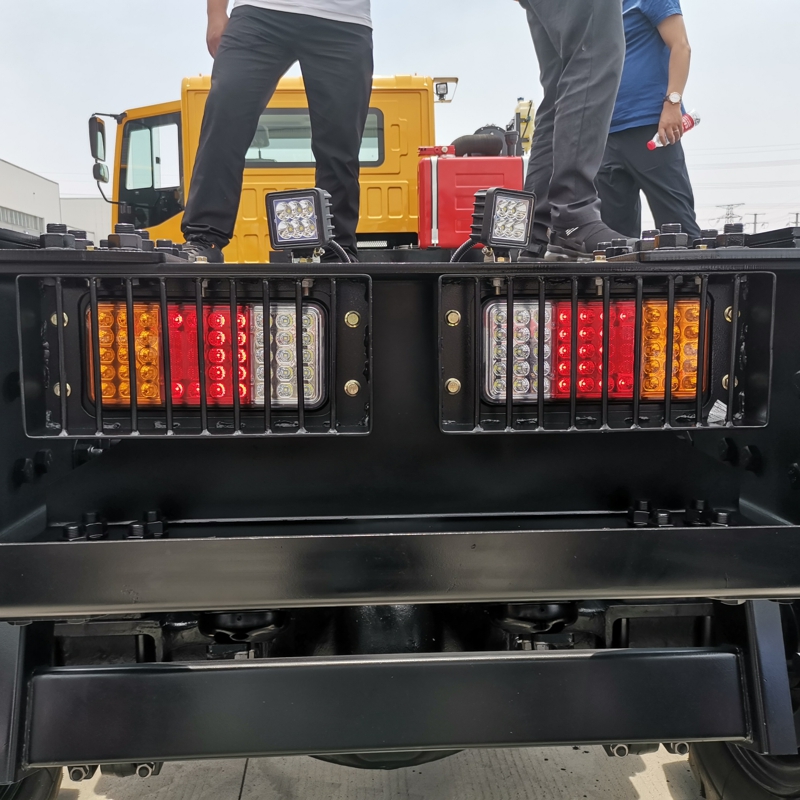用户参观潍柴特车2020款矿卡新品