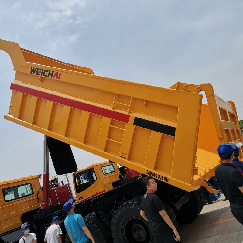 用户参观潍柴特车2020款矿卡新品