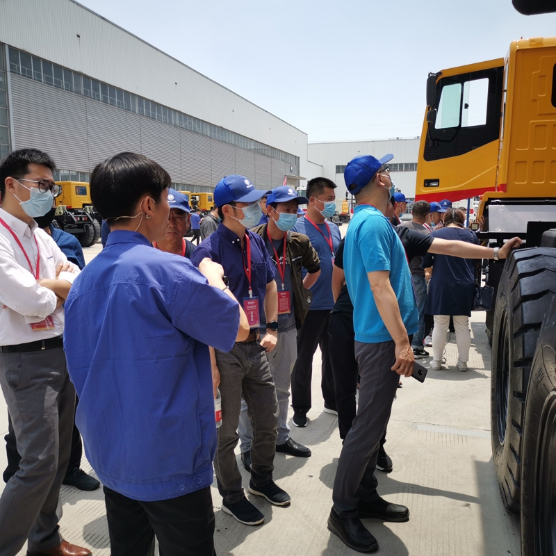 用户参观潍柴特车2020款矿卡新品