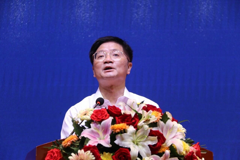 马鞍山副市长李强致辞，他说，马鞍山地处皖东，有钢城、港城、绿城、诗城之称，是一座钢铁城市，工业化率超过了40%。近两年，为顺应节能环保绿色发展的理念，融和电科与华菱星马强强联合、大胆创新，成功研发了智能换电重卡产品，与我们的城市定位高度契合，马鞍山市将一如既往地支持华菱星马发展，发挥出最大的产业带动效应。