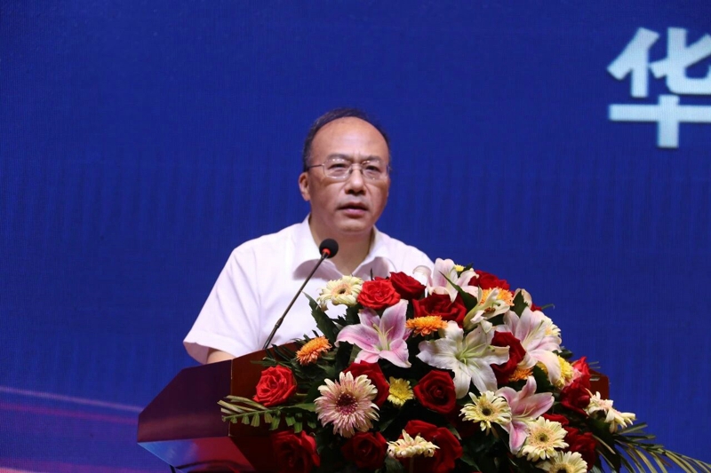 国家电投集团资本控股有限公司党委书记、董事长王振京致辞：我国能源结构正加速向低碳、新能源的趋势发展，我们联合华菱星马、宁德时代等行业翘楚，在城市出行、物流配送、港口运输等领域持续探索，为新能源赋能。全球首款换电重型牵引车全方位展示了我们换电家族产品的竞争力，换电重卡的发展不是简单的升级换代，更是新生态的建立，更具有遐想空间，让我们科技+产业+金融的目标更加坚定，在合作中挖掘市场、创造价值。