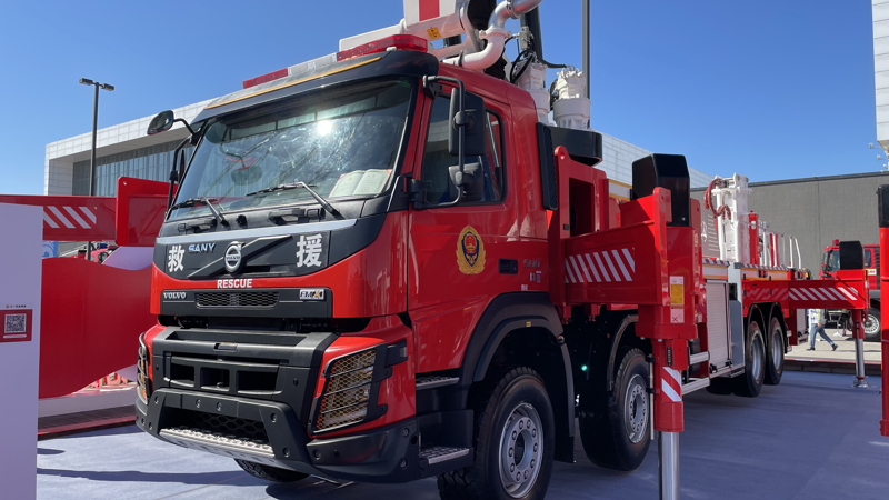 沃尔沃28米强力破拆举高喷射消防车