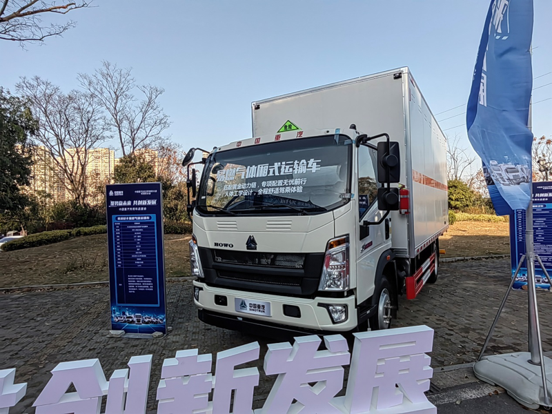重汽HOWO轻卡易燃气体厢式运输车