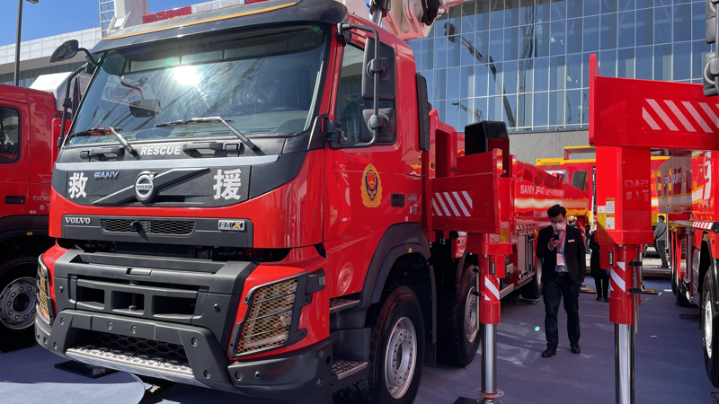 沃尔沃固液气新型多剂联用消防车