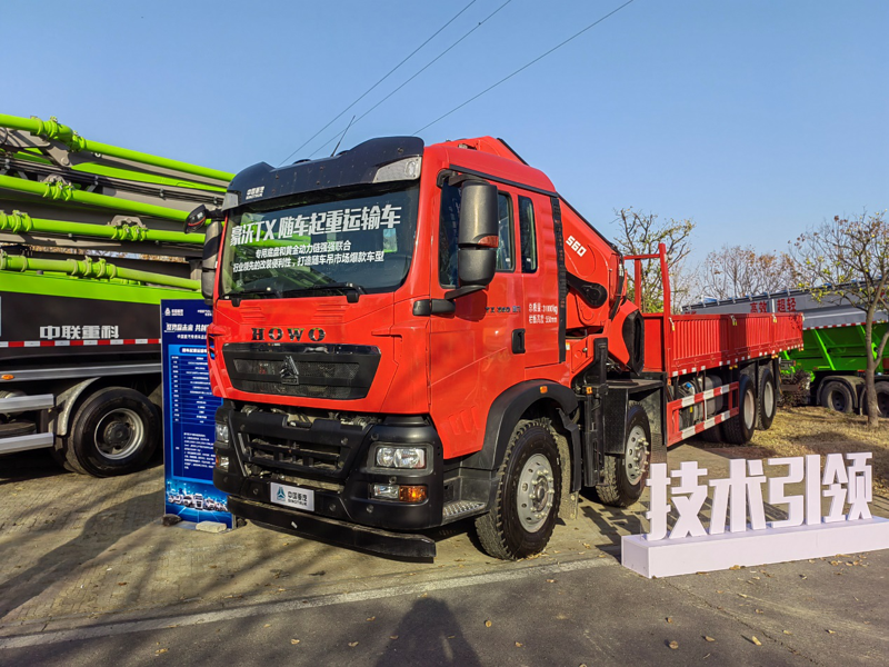 重汽豪沃TX随车起重运输车