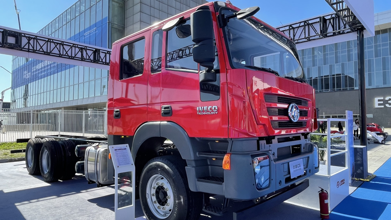 上汽红岩杰狮6×4四门消防车