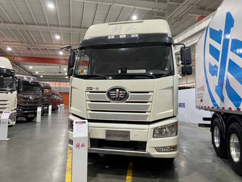 解放J6P 8×4铝合金运油车