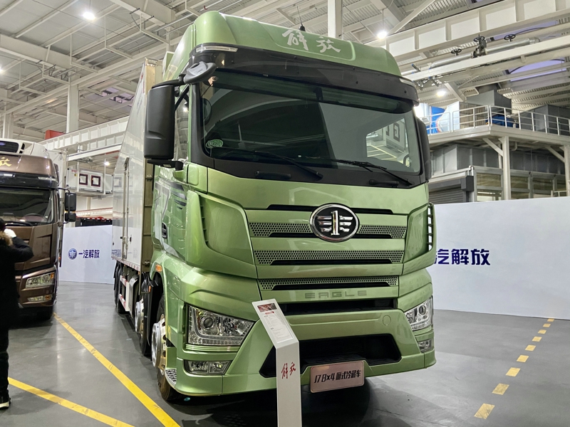 解放J7 8×4厢式冷藏车