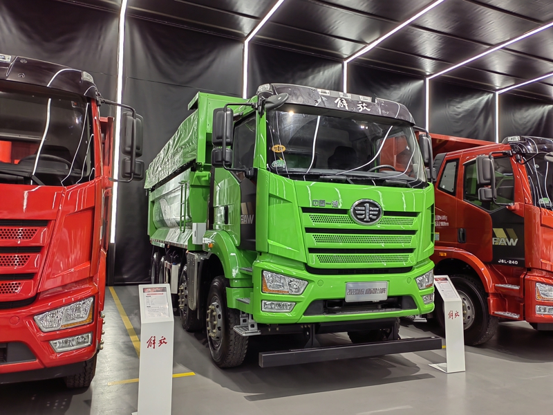 解放2022款新J6L 8×4城建标载渣土自卸车